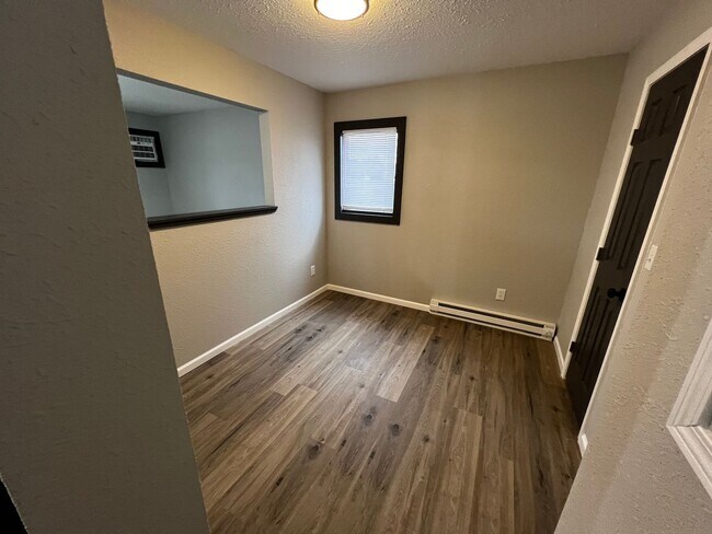 Building Photo - Beautiful 1 bedroom 1 Bathroom First Floor...