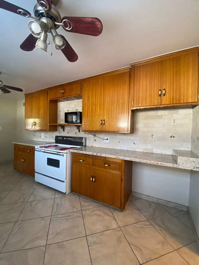 Building Photo - 3 Bedroom Single Story Ontario