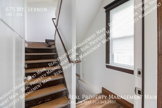 Building Photo - Second Floor 2 Bed 1 Bath