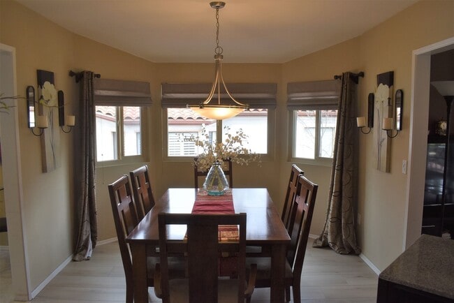 Building Photo - 2 Bedroom 2 Bath Single Story Golf Course ...