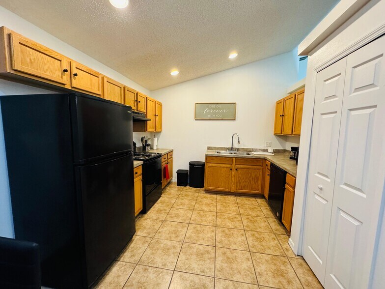 Shared Kitchen - 536 Cheshire Way