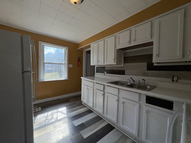 Building Photo - 145 E Santa Clair St