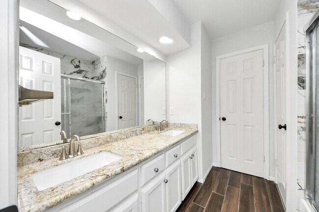 Building Photo - 5310 Oak Cove Dr