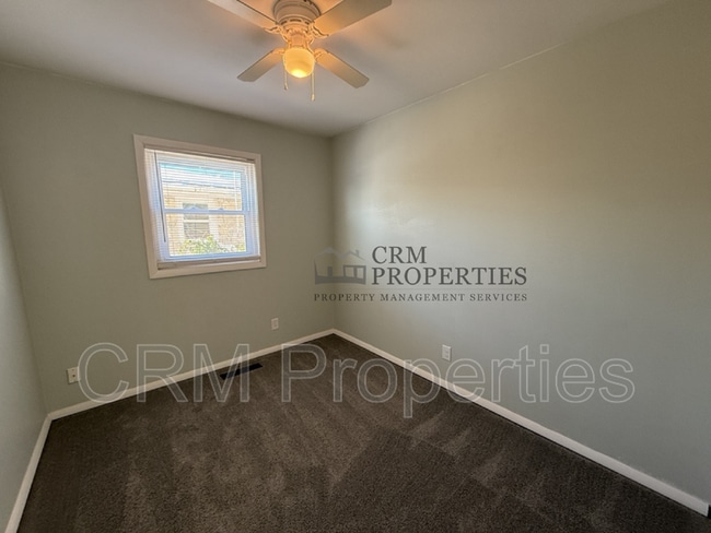 Building Photo - 806 Maumee Dr