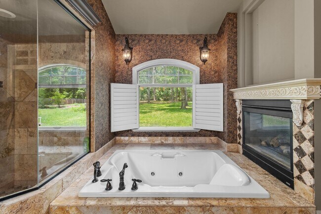 Building Photo - Executive Gainesville Rental: Custom 4 Sui...