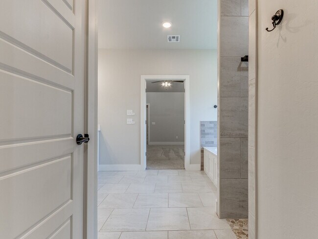 Building Photo - 3201 Hayven Cir