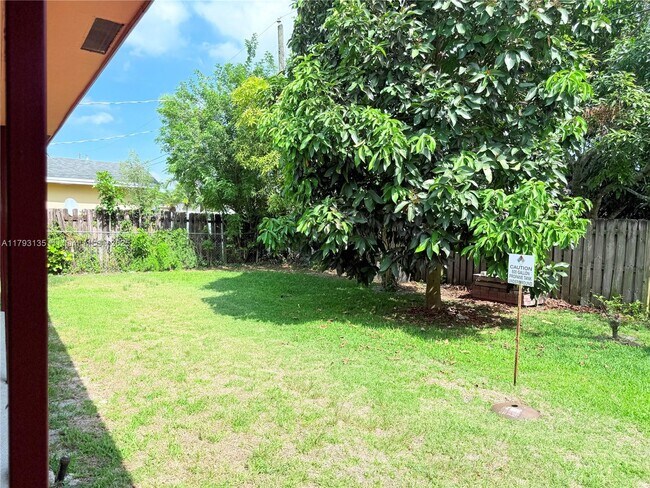 Building Photo - 10620 Sunset Strip