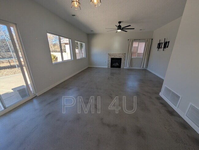 Building Photo - 7105 Casa Elena Dr NE