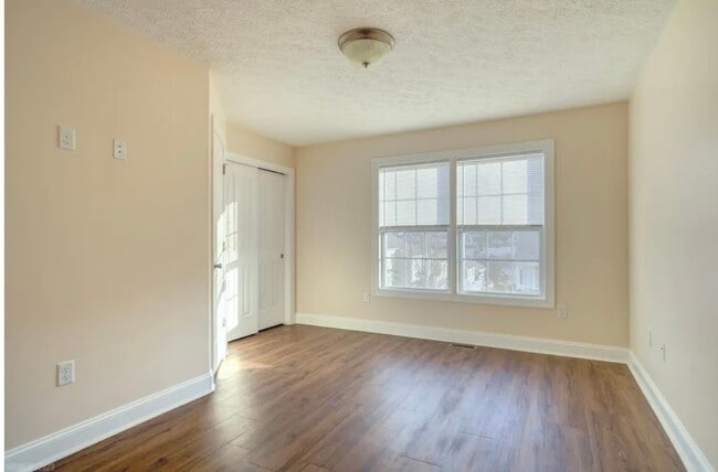 Building Photo - 435 Pin Oak Dr NW