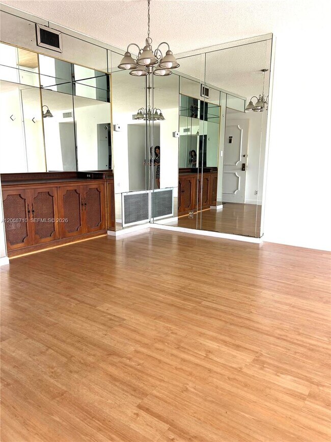 Building Photo - 4400 Hillcrest Dr