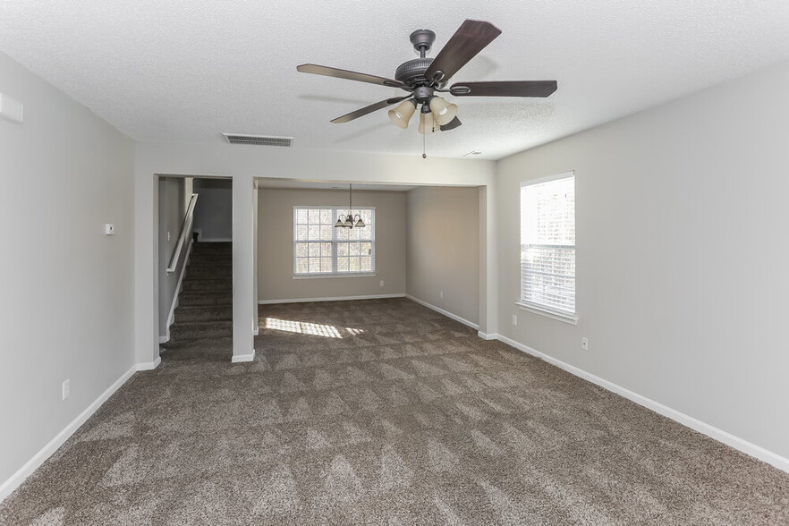 Building Photo - 6370 Day Lilly Ln