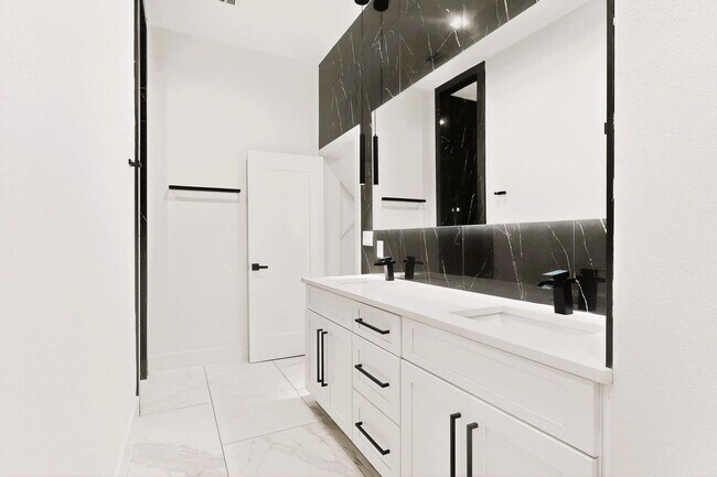 Building Photo - Modern 3 Bed, 3 Bath Home Near Downtown Dallas