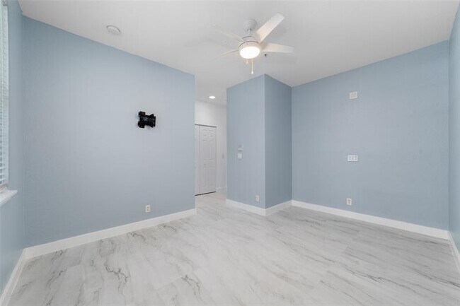 Building Photo - 463 School House Rd