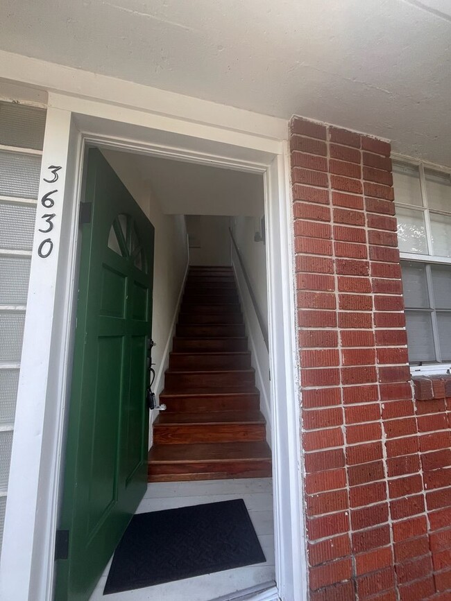 Building Photo - Two Bedroom One Bath Upstairs Apartment In Avondale