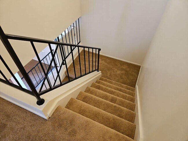 Building Photo - Spacious 4-Bedroom Home with Large Backyard & Covered Patio!