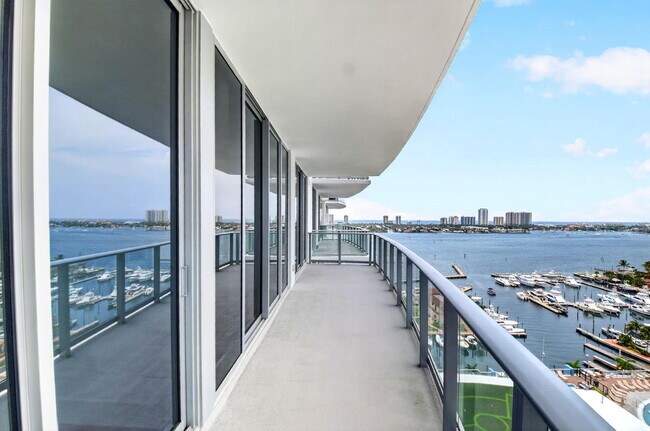 Building Photo - 220 Lake Shore Dr