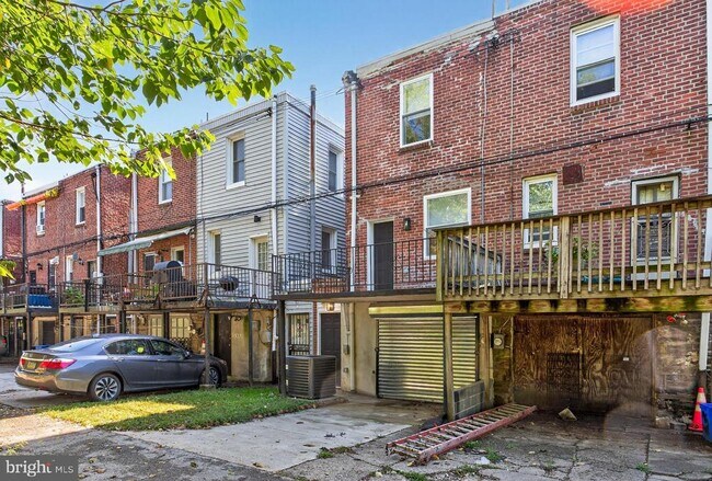 Building Photo - 5925 Woodcrest Ave