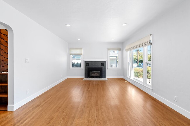 Building Photo - Charming Updated 2 bed, 2 bath Home near D...