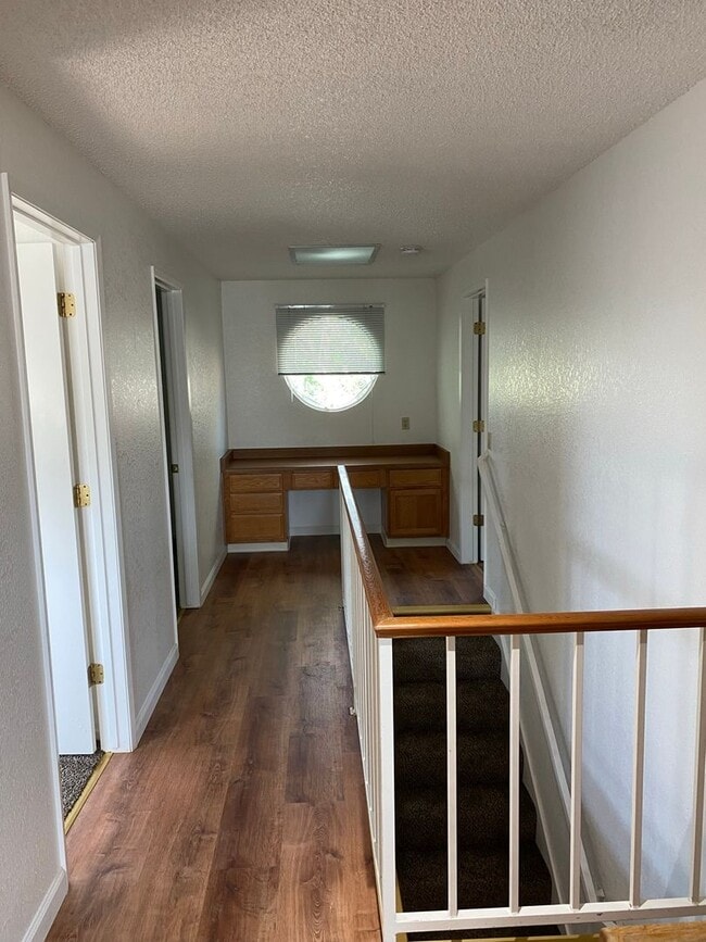 Building Photo - Spacious 4 Bed Home with 3 Car Garage off of Vista!!!!!