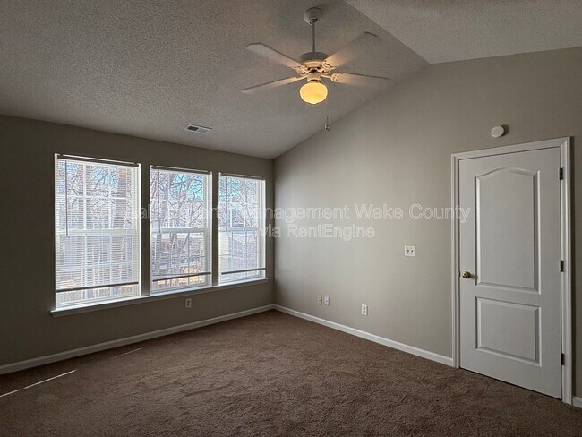 Building Photo - 9704 Erinsbrook Dr