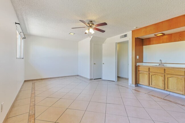 Building Photo - 4806 S Dorsey Ln