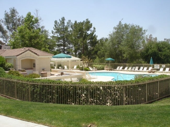 Building Photo - Spacious 4-Bedroom Home in Valencia's Nort...
