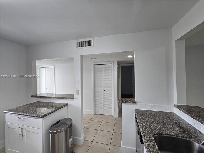 Building Photo - 310 Racquet Club Rd