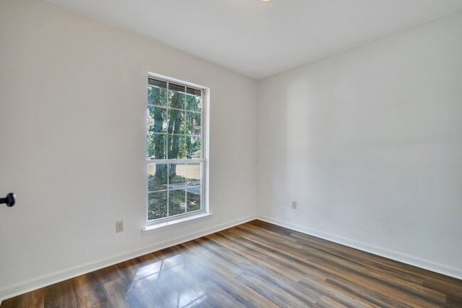 Building Photo - 1501 Woodcrest Cir