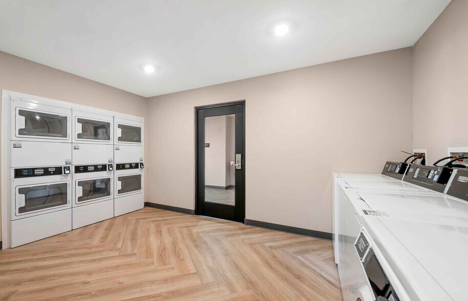 Building Photo - Furnished Studio-Wildwood
