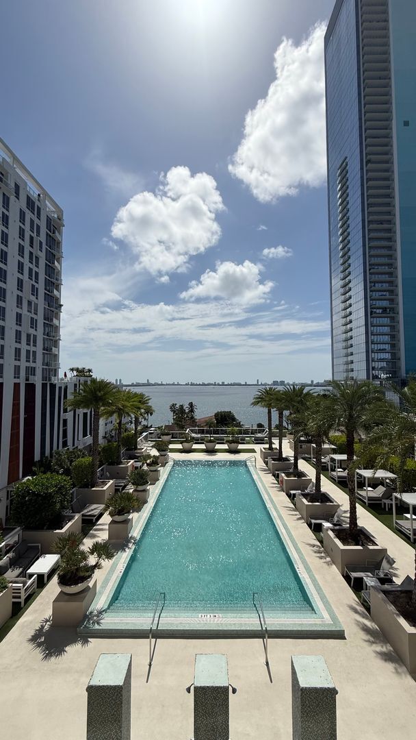 Building Photo - Spacious 3BR/3BA with bay views in the heart of Edgewater!
