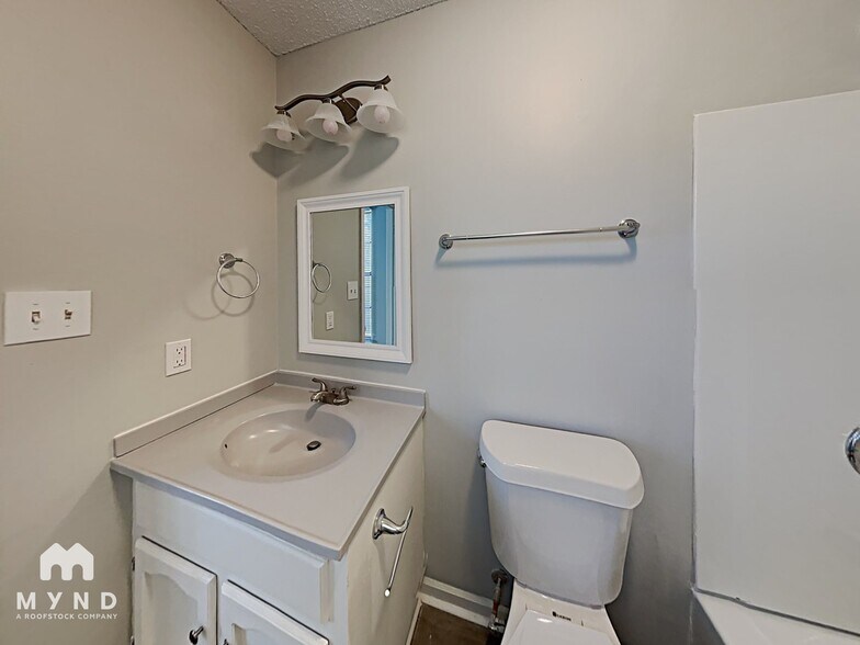 Building Photo - 2708 Laburnum Dr