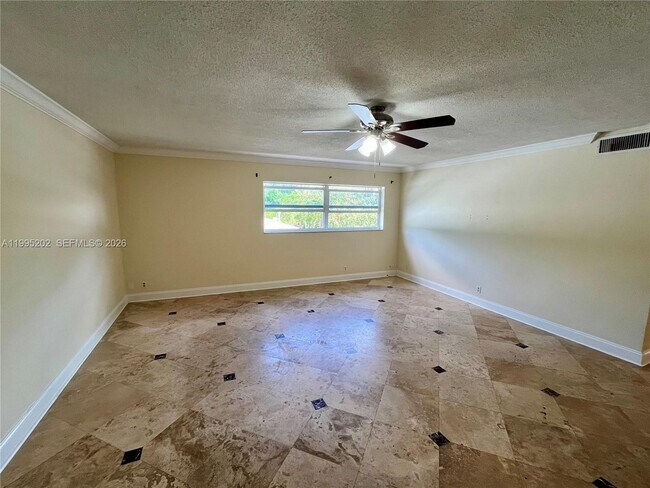 Building Photo - 1958 Monroe St