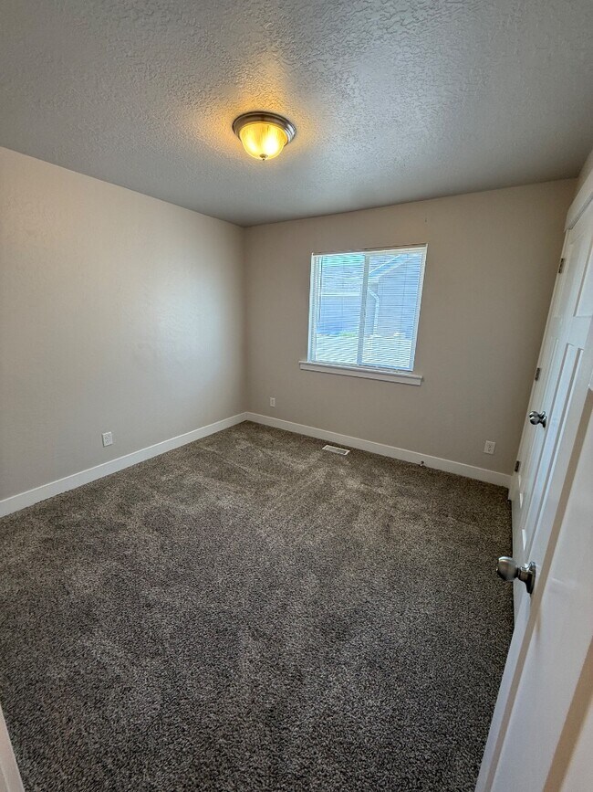 Building Photo - 1375 E Rachel Way
