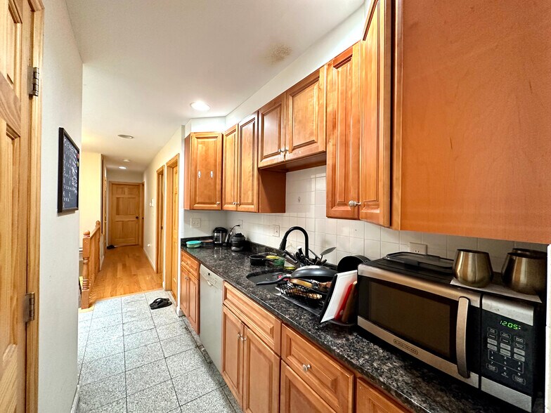 Building Photo - 10 Moreland St