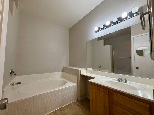 Building Photo - 2 bedroom condo in gated SE location.