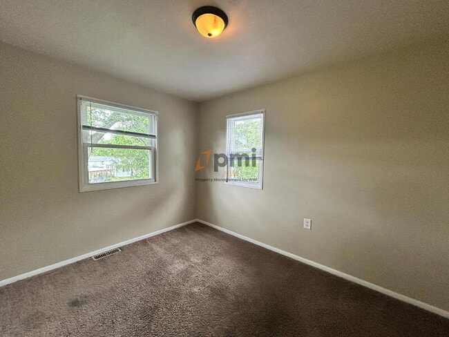 Building Photo - 385 Briarwood Dr