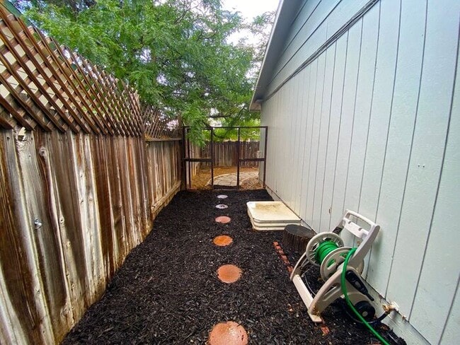 Building Photo - Charming Sparks Duplex - Yard/Garage/Centr...