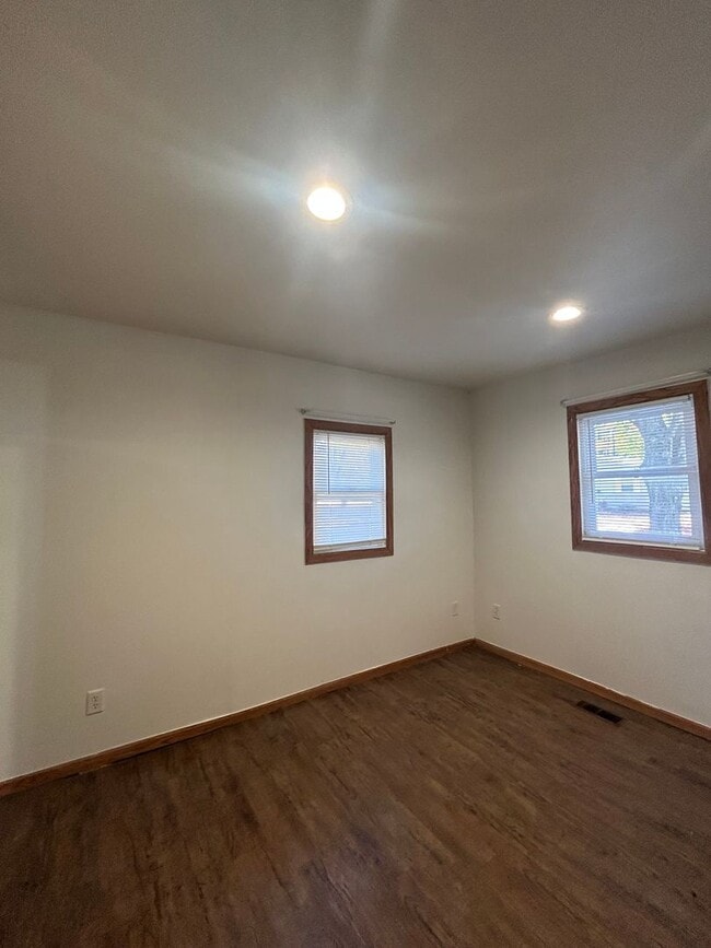 Building Photo - Updated 3 Bedroom House!
