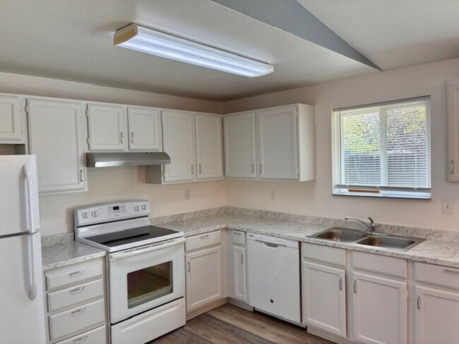 Building Photo - Charming 3-Bedroom Single-Level Home with Spacious Yard!