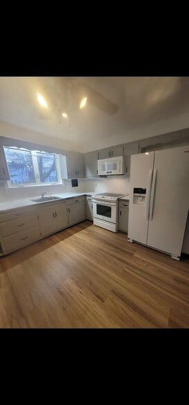 Building Photo - 100 E Park Ave