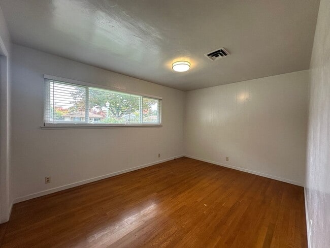 Building Photo - Great Location near McKinley Park!