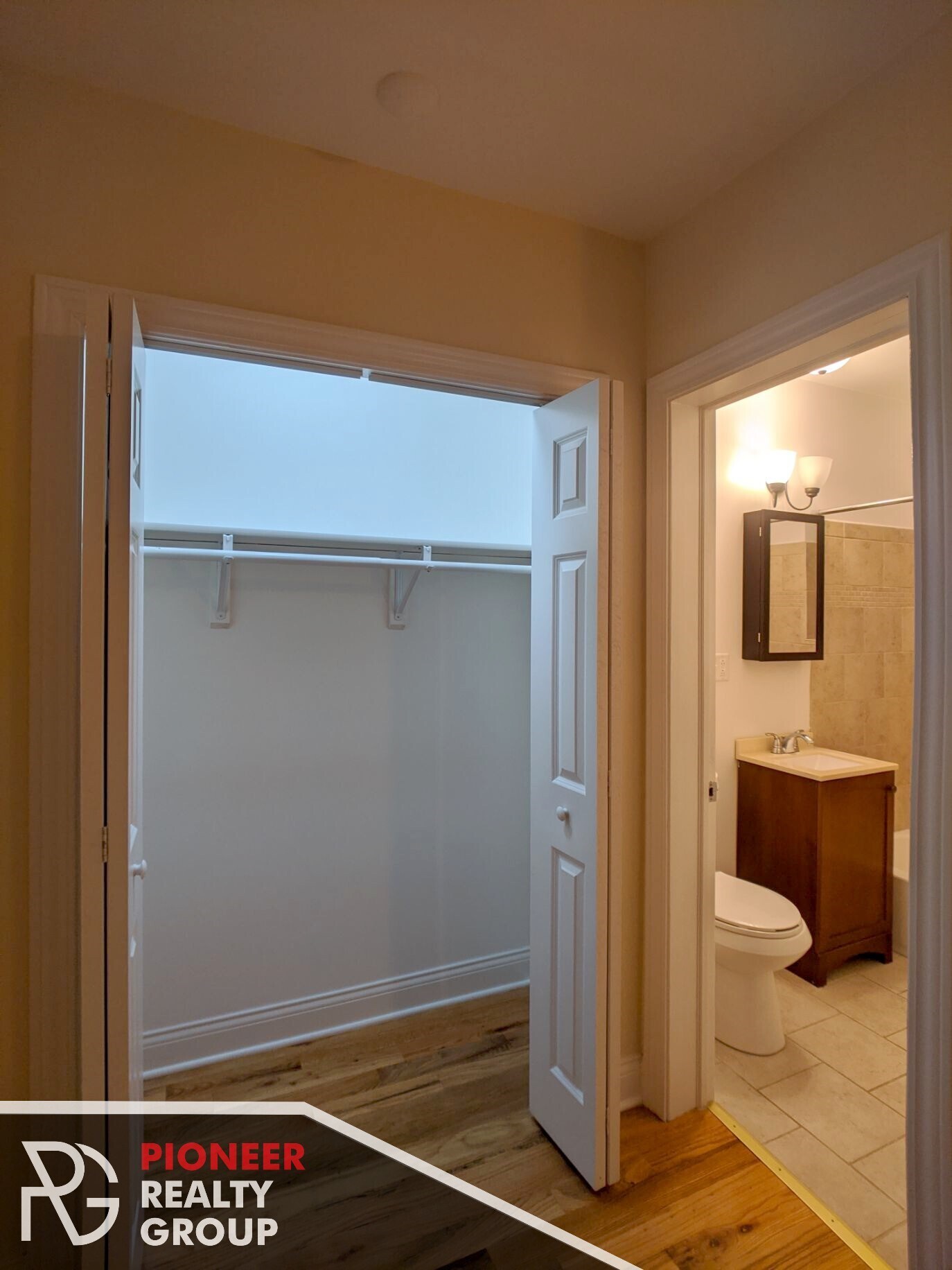 Building Photo - 546 W Wellington Ave