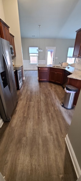 Building Photo - 160 River Glen Dr