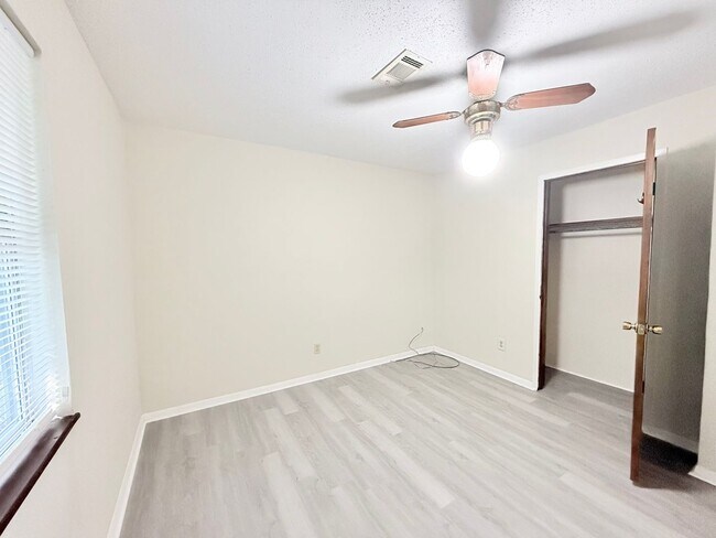 Building Photo - Charming 3-Bedroom Home