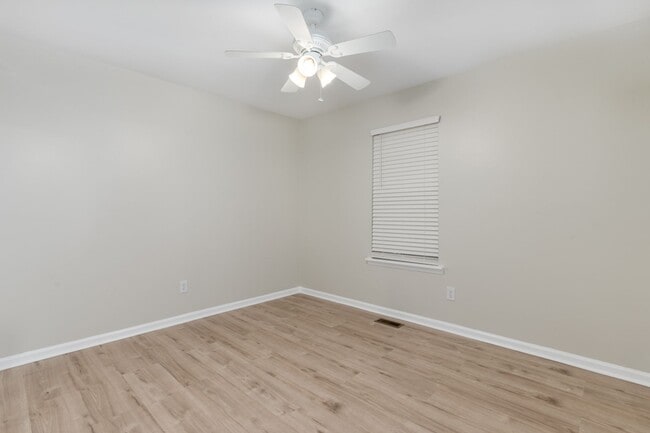 Building Photo - Delightful 3-bedroom, 2-bathroom home loca...