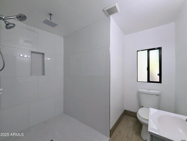 Building Photo - 2443 E Earll Dr