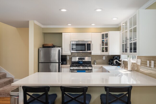 Building Photo - 2530 E Madison St