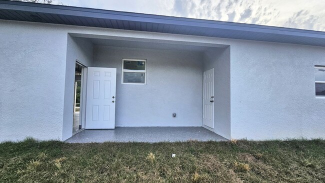 Building Photo - MUST SEE-BRAND NEW THREE BEDROOM, 2 BATH, ...