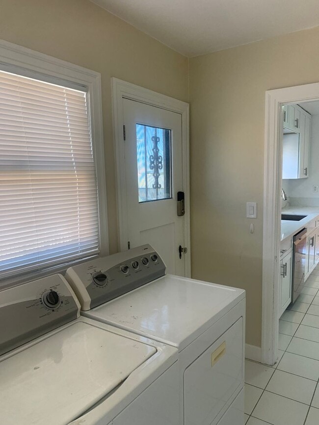 Building Photo - Fully gated Charming craftsman Two bedroom...