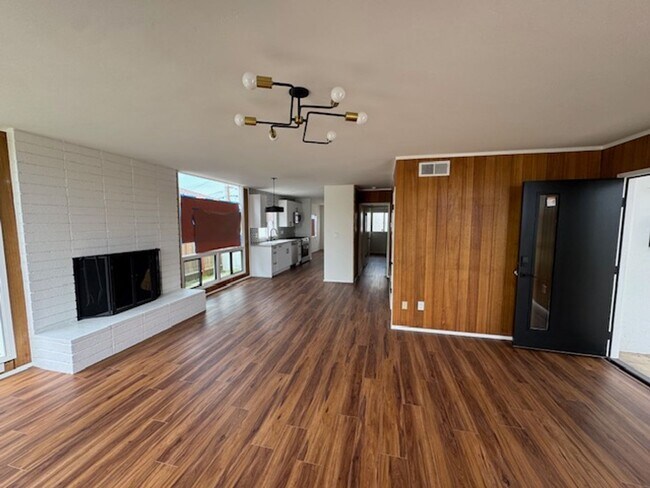 Building Photo - Recently Renovated 2 Bed / 2 Bath Apartmen...